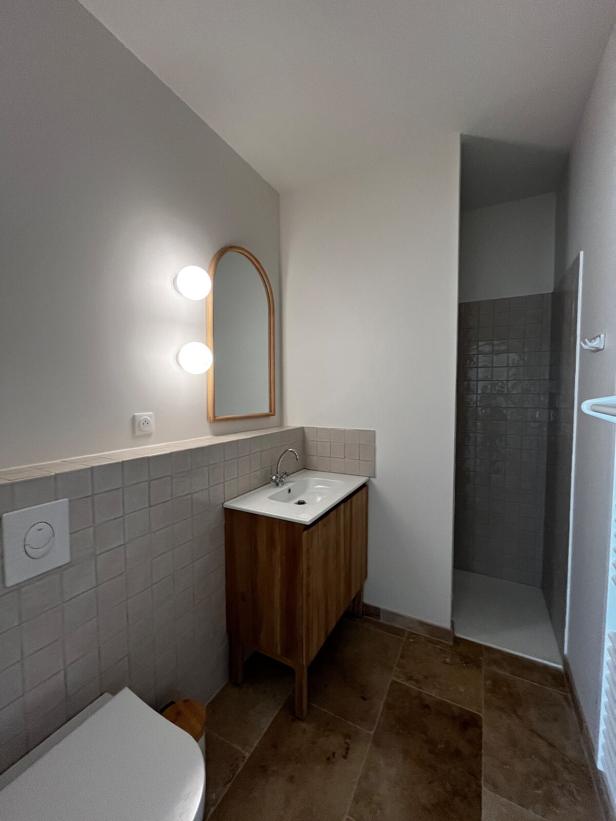 Salle d'eau avec douche