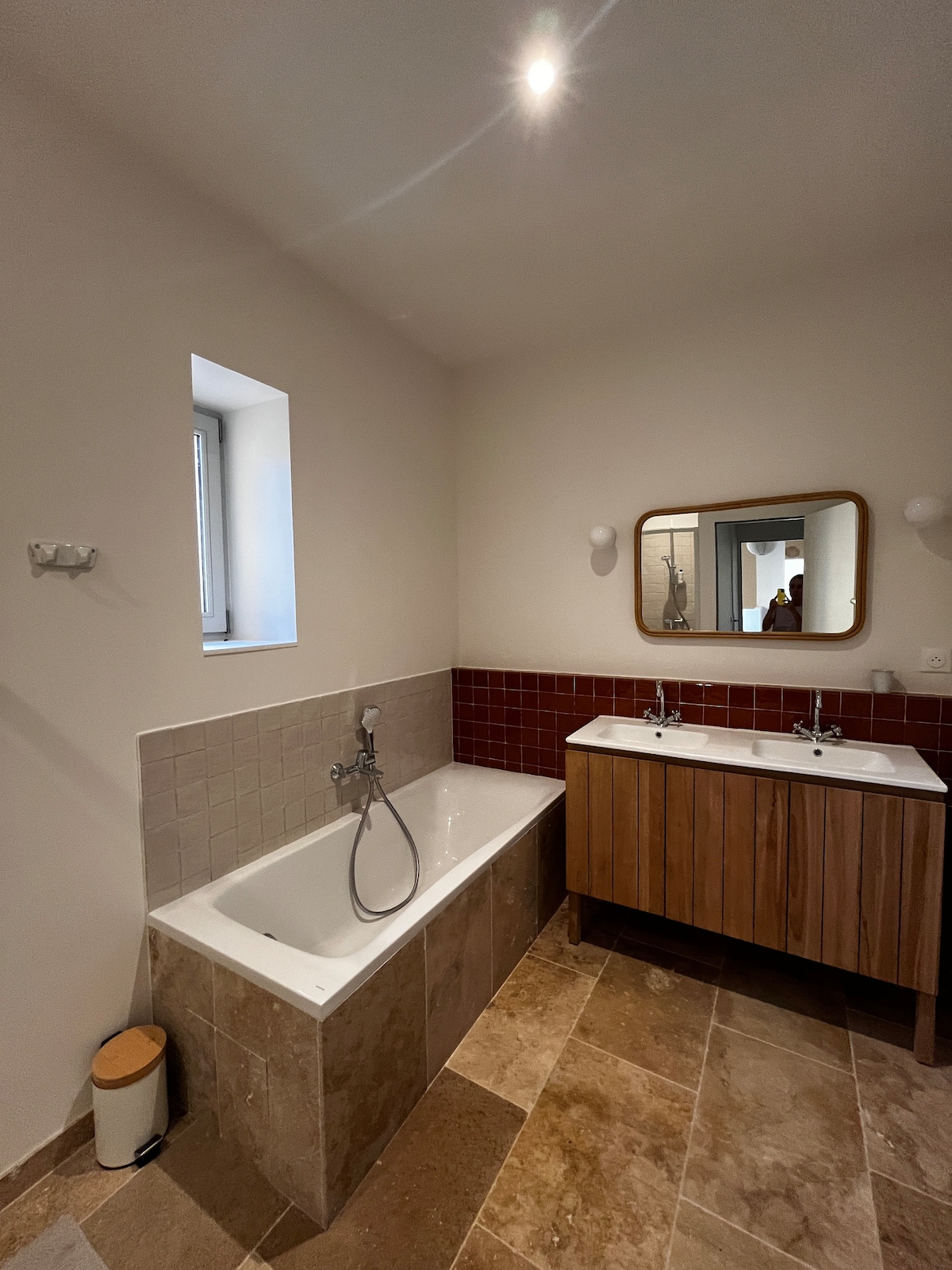 Salle de bain avec baignoire et double vasque