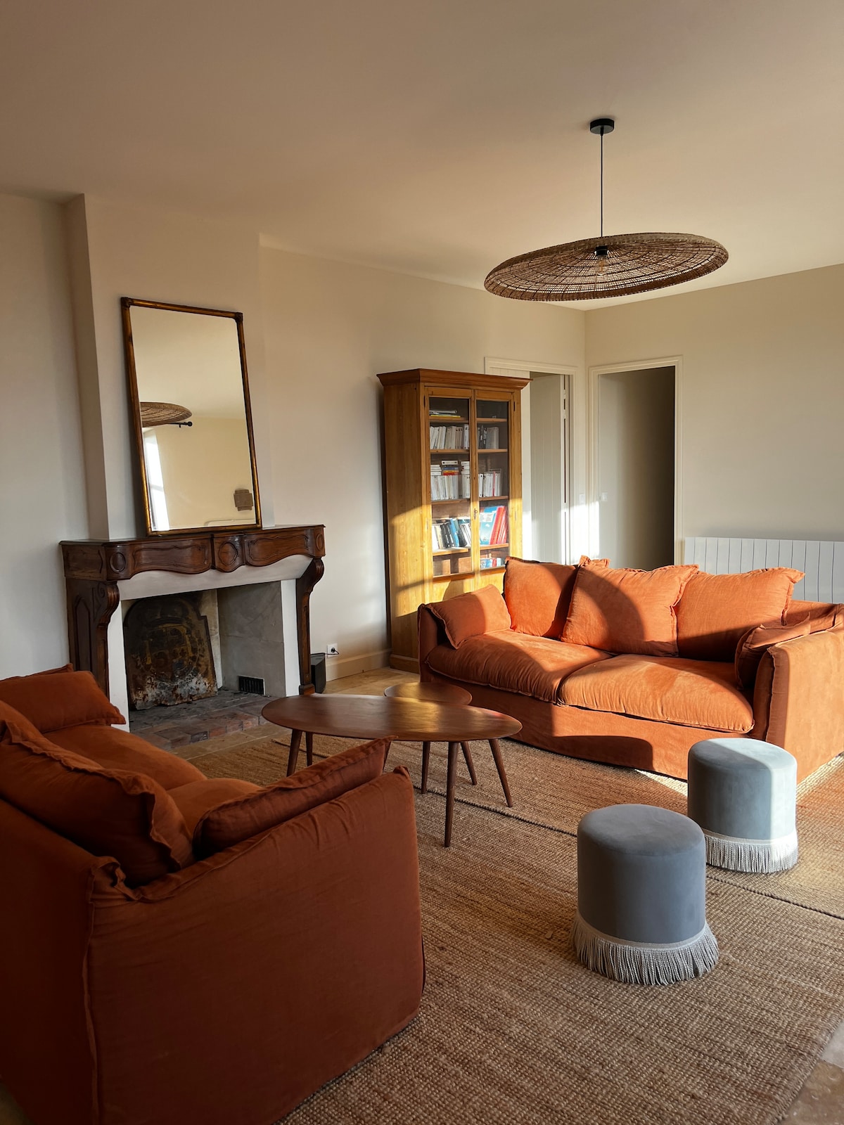 Le salon et sa cheminée