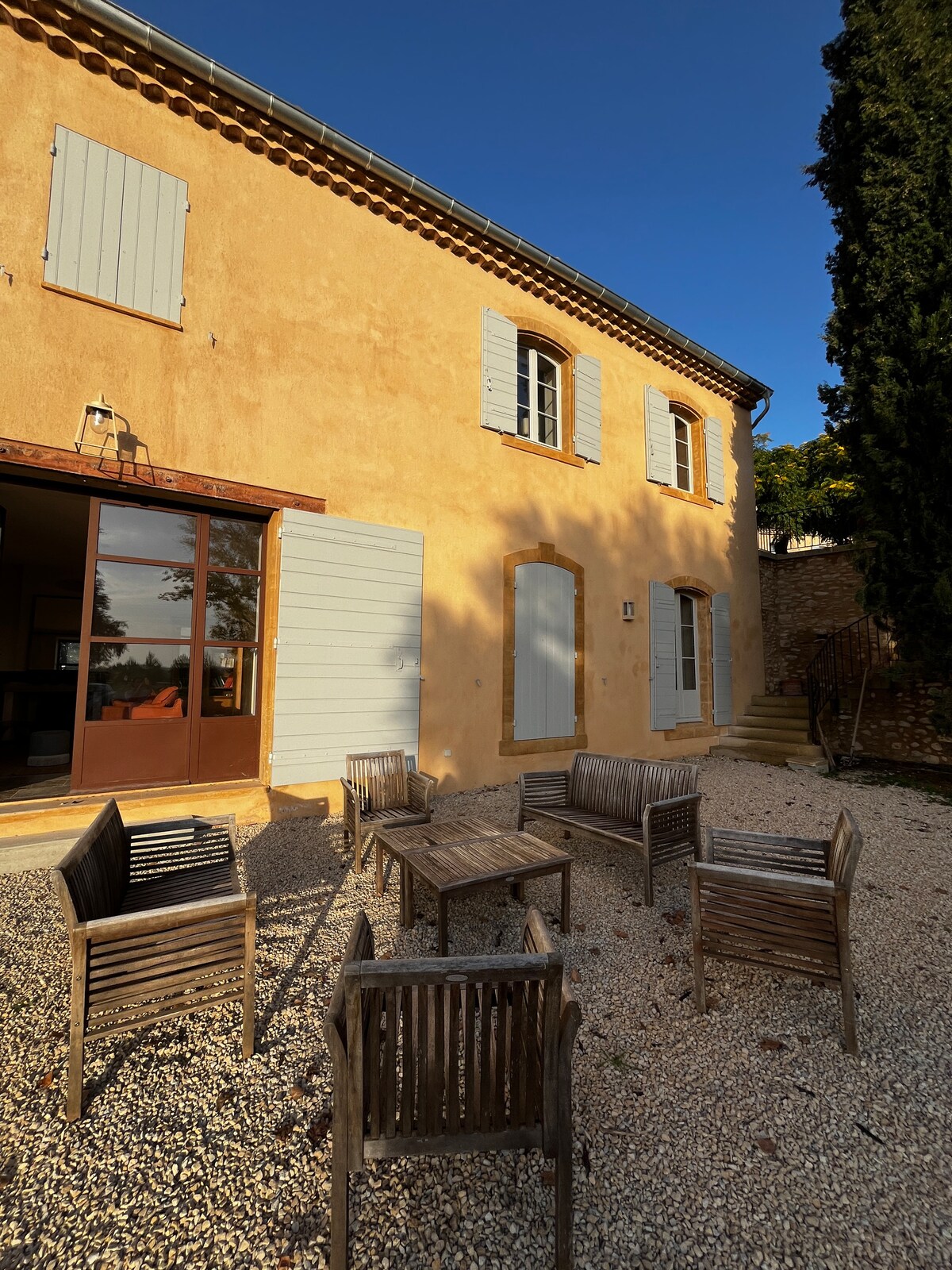 Le Mas — façade provençale au coucher du soleil