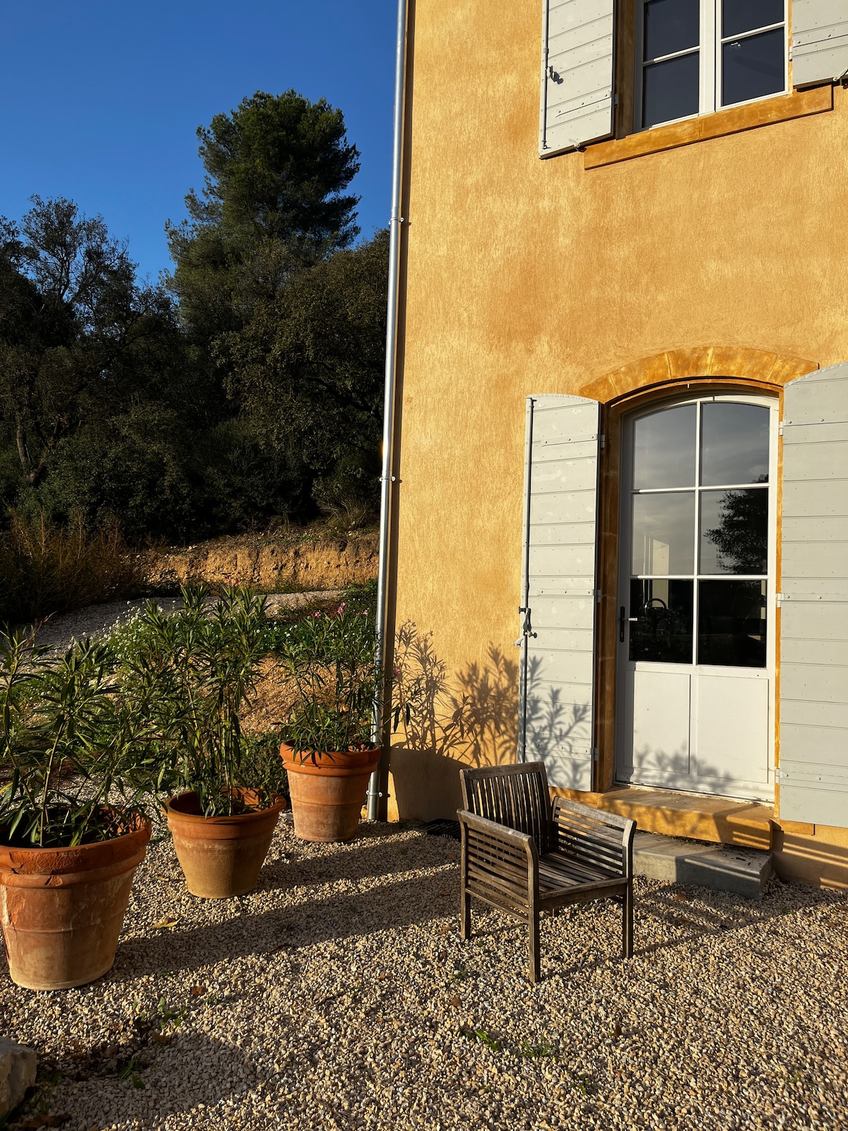L'entrée côté terrasse