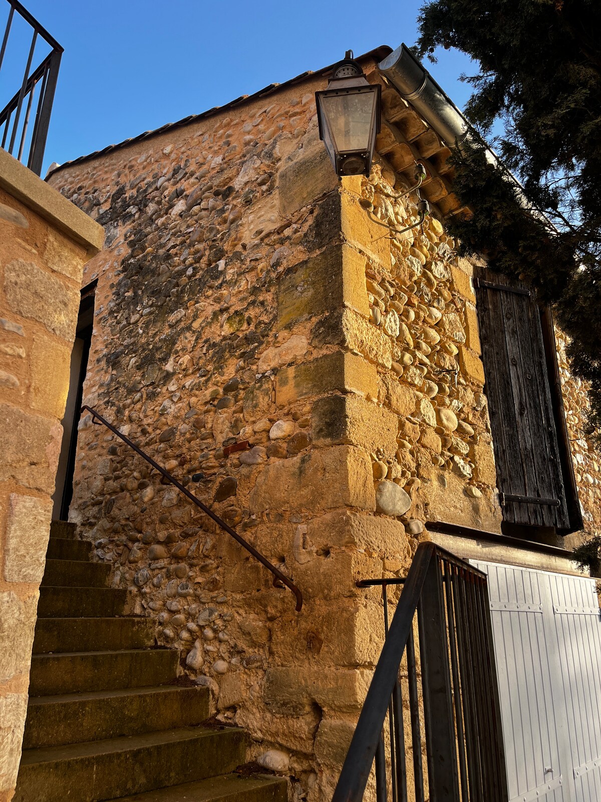 Les vieilles pierres et l'escalier extérieur