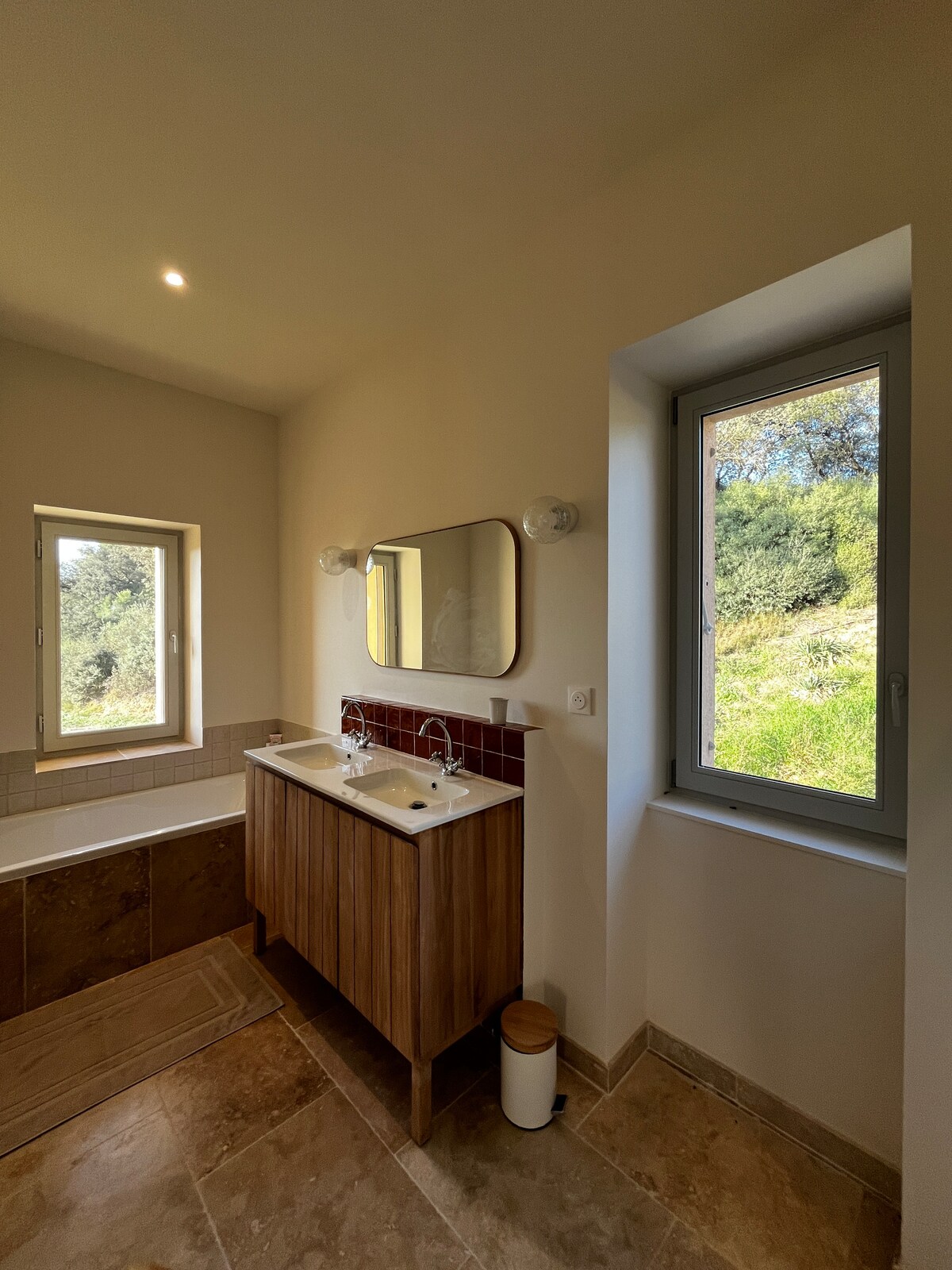 Salle de bain avec vue sur la verdure