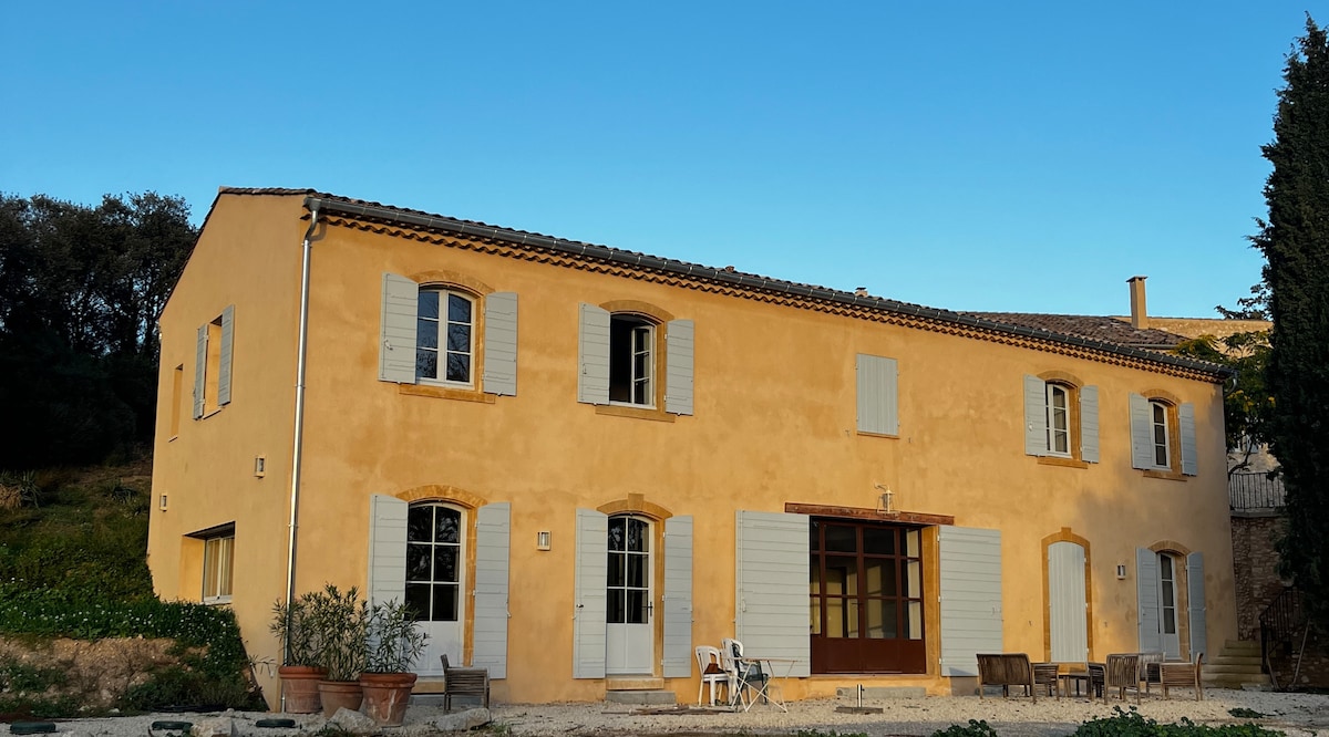 La façade du mas, plein sud
